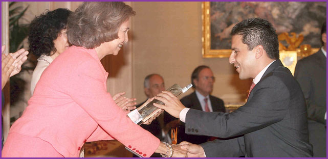 Entrega a Julio del Valle por parte de su Majestad la Reina