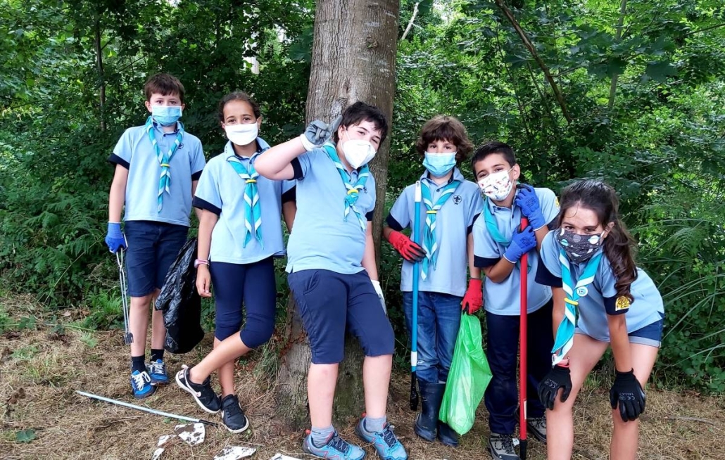 Scouts limpiando el monte